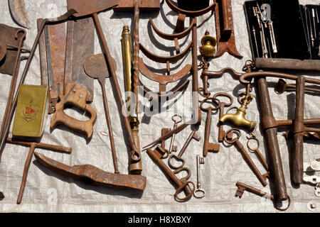 Alte rostige Metallwerkzeuge auf einem Flohmarkt in Madrid Stockfoto