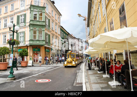 BAD ISCHL, Österreich - 5. Juli 2013: Central Street im österreichischen Kurort Bad Ischl ist voll von Touristen Sehenswürdigkeiten und entspannen Sie im Café im Freien. Stockfoto