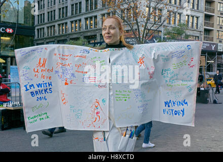 Performance-Künstlerin Mirena Rhee lud die Menschen auf ihre Leinwand für das Speicher-Austausch-Projekt zu schreiben. Wahltag 16, NYC. Stockfoto