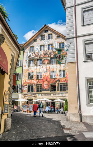 Farbenfrohes Wandgemälde an der Fassade des Fritschi-Restaurants in der Altstadt von Luzern, Schweiz Stockfoto