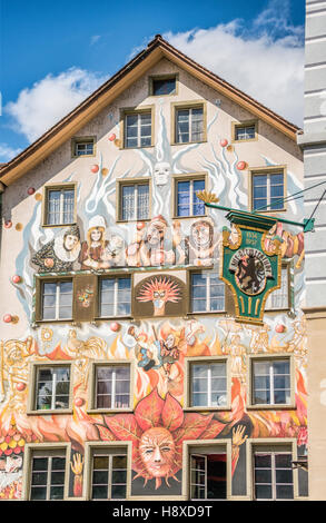 Farbenfrohes Wandgemälde an der Fassade des Fritschi-Restaurants in der Altstadt von Luzern, Schweiz Stockfoto