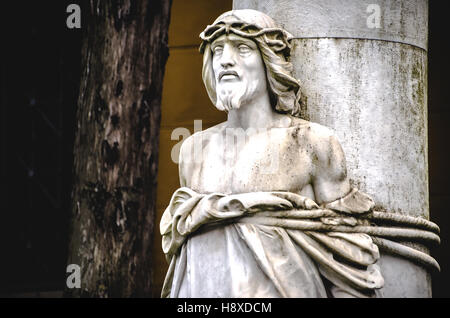 Statue von Jesus Christus gebunden an eine Spalte in der monumentalen Friedhof La Certosa von Bologna Stockfoto