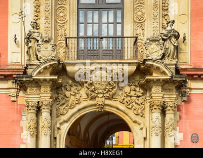 Detail der Fassade des Palacio Arzobispal, Plaza Virgen de Los Reyes, Sevilla, Andalusien, Spanien, Europa Stockfoto