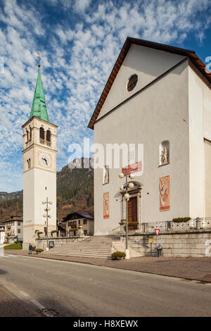 Herbstmorgen an der Kirche in Auronzo di Cadore, Dolomiten, Italien. Stockfoto