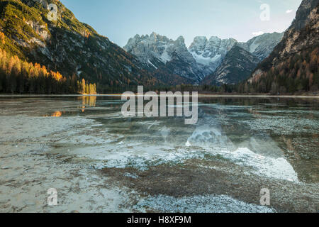 Herbstnachmittag am Lago di Landro (Durrensee) in Südtirol, Italien. Stockfoto