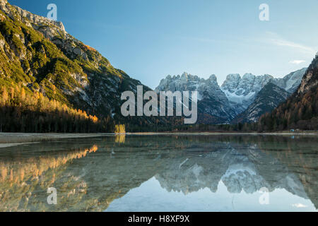Herbstnachmittag am Lago di Landro (Durrensee) in Südtirol, Italien. Stockfoto