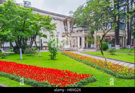 Die kleine französische Garten mit bunten Blumenbeeten und alten Brunnen, nahe dem Adscharien Fine Arts Museum, Batumi, Georgien. Stockfoto