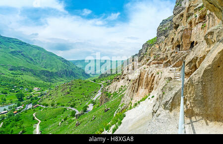 Vardzia verfügt über einzigartige mittelalterliche Klosteranlage mit erhaltene bemalte Kirche, eingerückt in Felsen, diese Seite ist auch berühmt für erstaunliche Ansichten über mountai Stockfoto