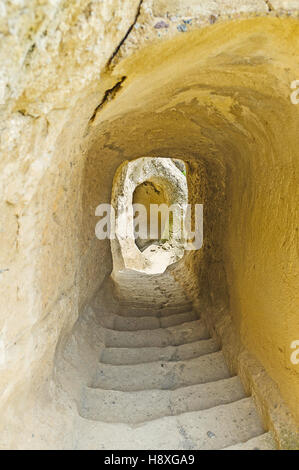 Einer der zahlreichen engen Pässe in Vardzia Klosterkomplex, verbinden verschiedene Ebenen mit den steilen Treppen, Samzche-Dschawacheti Region, Georgia. Stockfoto