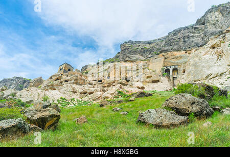 Der Blick auf die erhaltenen Gebäude und Höhlen von Vardzia vom Fuße des Erusheti Mount, Samzche-Dschawacheti Region Georgiens. Stockfoto