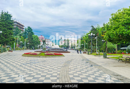 Die Seaside Park oder Batumi Boulevard ist der berühmten touristischen Ort im Zentrum Stadt mit üppigem Grün, zahlreichen Gartenskulpturen, französische Brunnen ein Stockfoto