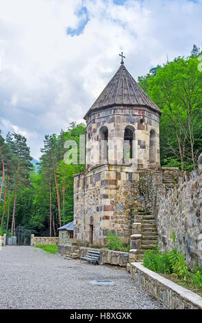 Der alte Glockenturm des Chitakhevi St. George's Klosters, auch bekannt als das Grün-Kloster, befindet sich in Borjomi Tal, Georgia. Stockfoto