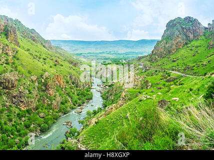 Die felsige Schlucht des Kura-Flusses am Fuße des Tmogvi Schloss montieren, Samzche-Dschawacheti Region, Georgia. Stockfoto