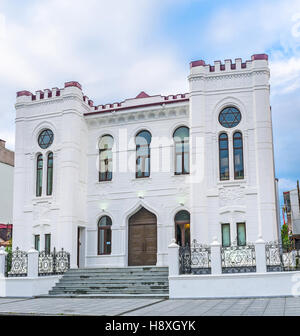 Mehr als 100 Jahre alten weißen Synagoge, befindet sich in der alten Stadt Batumi, Georgien. Stockfoto