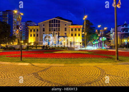 Der Abend Blick auf Dramatheater von Batumi mit großen Blumenbeet auf dem Platz davor, Georgia. Stockfoto