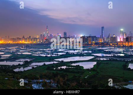 Shenzhen Citscape bei Nacht, Blick vom Hiong Kong Landschaft Stockfoto