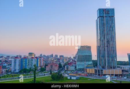 Die Gebäude von Batumi in den letzten Strahlen der Sonne vor dem Sonnenuntergang, Georgia. Stockfoto