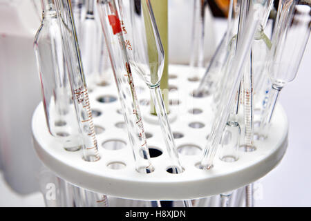 Messung der Glasröhren für Erfahrungen im Chemielabor Stockfoto