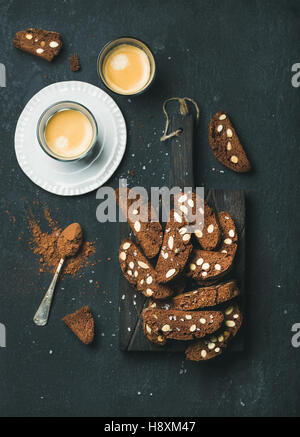 Dunkle Schokolade und Meersalz Biscotti mit Mandeln, Kaffee Stockfoto
