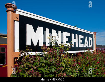 Der Bahnhof Schild am Minehead Railway Station, Endstation der West Somerset Railway, UK Stockfoto