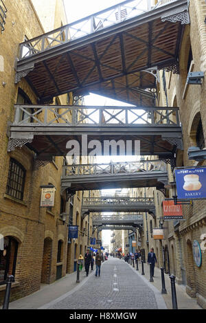 Blick entlang Shad Thames nach oben auf die obenliegende Durchgänge zwischen Lager Wohnungen des Butlers Wharf Stockfoto