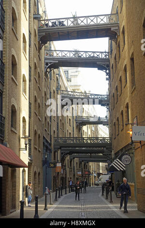 Blick entlang Shad Thames nach oben auf die obenliegende Durchgänge zwischen Lager Wohnungen des Butlers Wharf Stockfoto