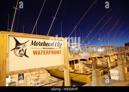 Sportfischen Boote am Hafen in der Abenddämmerung, Morehead City, North Carolina, USA