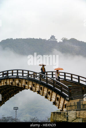 Diese wunderschöne klassische traditionelle gewölbte Brücke in Japan ist die Kintai-Brücke oder Kintai. Stockfoto