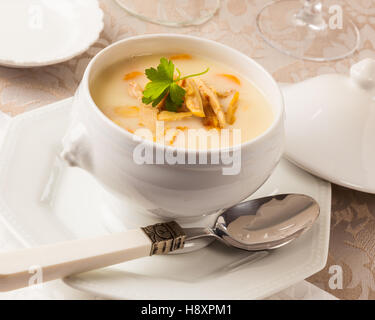 Eine Schüssel mit Creme von Hühnersuppe auf einen Tisch. Stockfoto