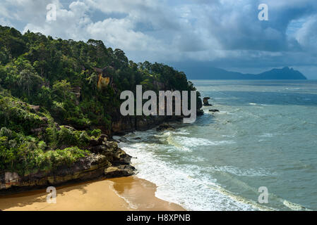 Blick auf den Strand von Klippe. Telok Padan Kecil im Bako Nationalpark. Sarawak. Borneo. Malaysien Stockfoto