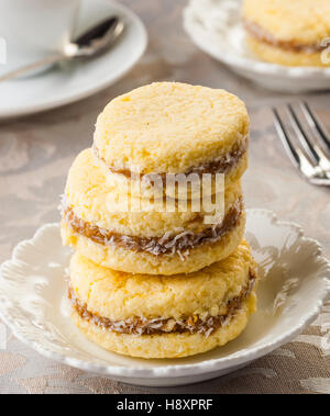 Ein Haufen von köstlichen Alfajores Cookies. Stockfoto