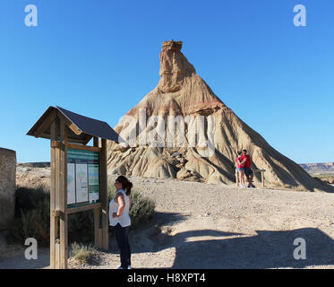 BARDENAS REALES, Navarra/Spanien - 16. August 2014: Touristen in der Castildetierra Wahrzeichen am Naturpark Bardenas Reales. Stockfoto