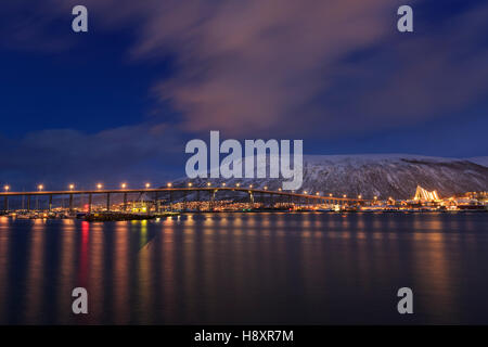 Tromsø-Brücke über Tromsø Ton, Winternacht, Eismeerkathedrale, Tromsø, Provinz Troms, Norwegen Stockfoto