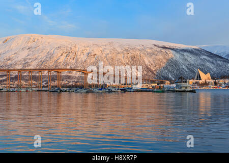 Tromsø Brücke über Tromsø Sound, Winter, Arktische Kathedrale, Tromsø, Troms Provinz, Norwegen Stockfoto