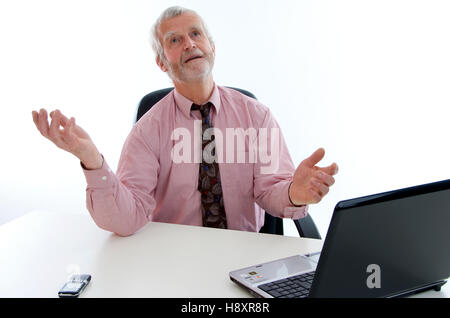 Ältere Menschen, überforderten Geschäftsmann auf einem Laptop arbeiten Stockfoto