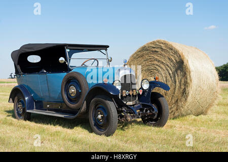 Oldtimer Citroen B10 im Heu-Feld, Torpedo Commerciale, Baujahr 1925. 4-Zylinder Reihenmotor, Kapazität 1470 ccm, 20 PS Stockfoto