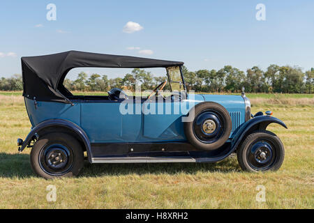 Oldtimer Citroen B10 im Heu-Feld, Torpedo Commerciale, Baujahr 1925. 4-Zylinder Reihenmotor, Kapazität 1470 ccm, 20 PS Stockfoto