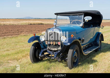 Oldtimer Citroen B10 im Heu-Feld, Torpedo Commerciale, errichtet im Jahre 1925. 4-Zylinder Reihenmotor, Kapazität 1470 ccm, 20 PS Stockfoto