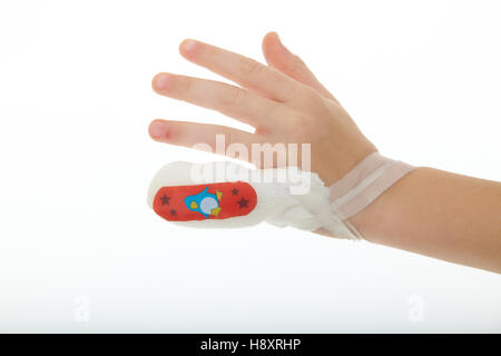 Kind hat eine Bandage am kleinen finger Stockfoto