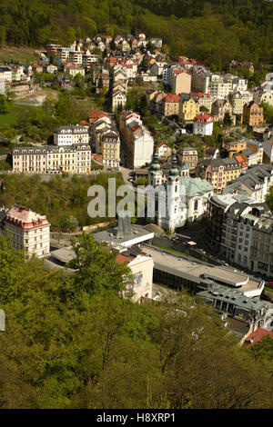 Blick auf Karlsbad aus Jelení Skok, barocken Maria-Magdalena-Kirche, West-Böhmen, Tschechische Republik, Europa Stockfoto