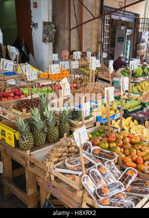 Marktstand verkaufen Obst, Ballaro Markt, Palermo, Sizilien, Italien Stockfoto