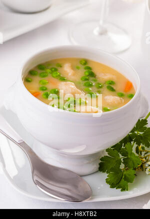 Grüne Erbse Suppe in eine Schüssel geben Stockfoto