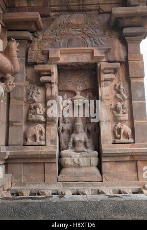 Göttin Lakshmi, südlichen Nische des zentralen Schreins, Brihadisvara-Tempel, Thanjavur, Tamil Nadu, Indien. Stockfoto