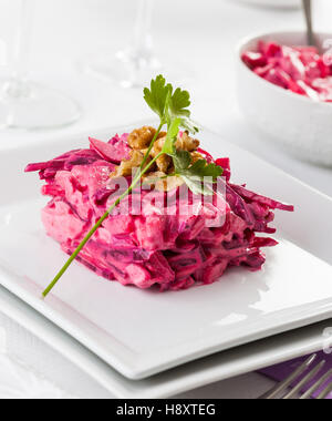 Einen frischen Rüben Salat auf einem Teller, mit Walnuss und Petersilie garniert. Stockfoto