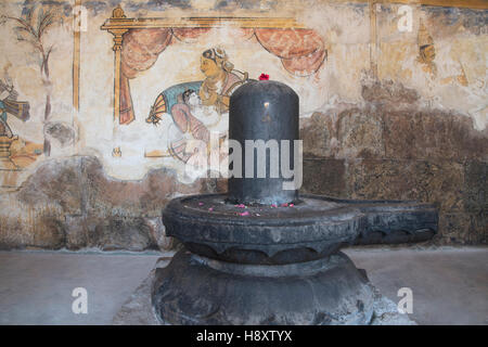 Linga mit einem Nayaka Malerei, Innenwand des nördlichen Kreuzgang Brihadisvara-Tempel-Komplex, Thanjavur, Tamil Nadu, Indien. Stockfoto