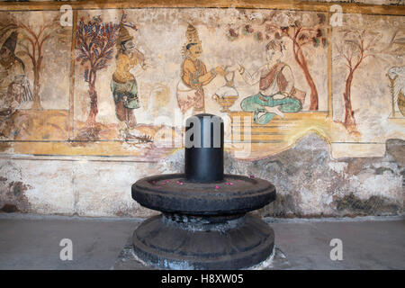 Linga mit einem Nayaka Malerei, Innenwand des nördlichen Kreuzgang Brihadisvara-Tempel-Komplex, Thanjavur, Tamil Nadu, Indien. Stockfoto