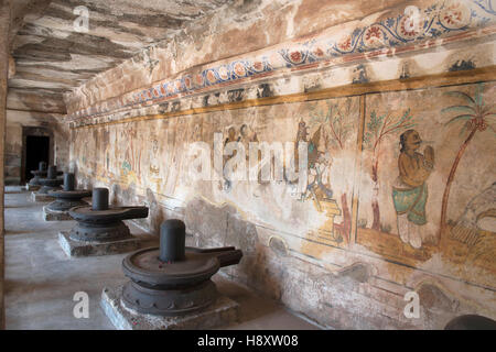 Linga mit einem Nayaka Malerei, Innenwand des nördlichen Kreuzgang Brihadisvara-Tempel-Komplex, Thanjavur, Tamil Nadu, Indien. Stockfoto