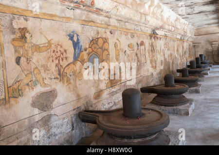 Linga mit einem Nayaka Malerei, Innenwand des nördlichen Kreuzgang Brihadisvara-Tempel-Komplex, Thanjavur, Tamil Nadu, Indien. Stockfoto