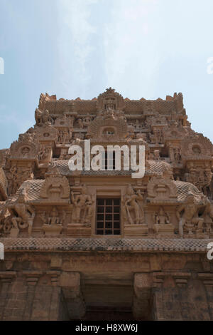 Schnitzereien auf Gopura, Keralantakan Tiruvasal, zweiter Eingang Gopura, Brihadisvara-Tempel, Thanjavur, Tamil Nadu, Indien. Blick von Westen. Stockfoto