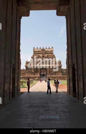 Rajarajan Tiruvasal durch Keralantakan Tiruvasal, Brihadisvara-Tempel, Thanjavur, Tamil Nadu, Indien gesehen. VEW aus Osten Stockfoto